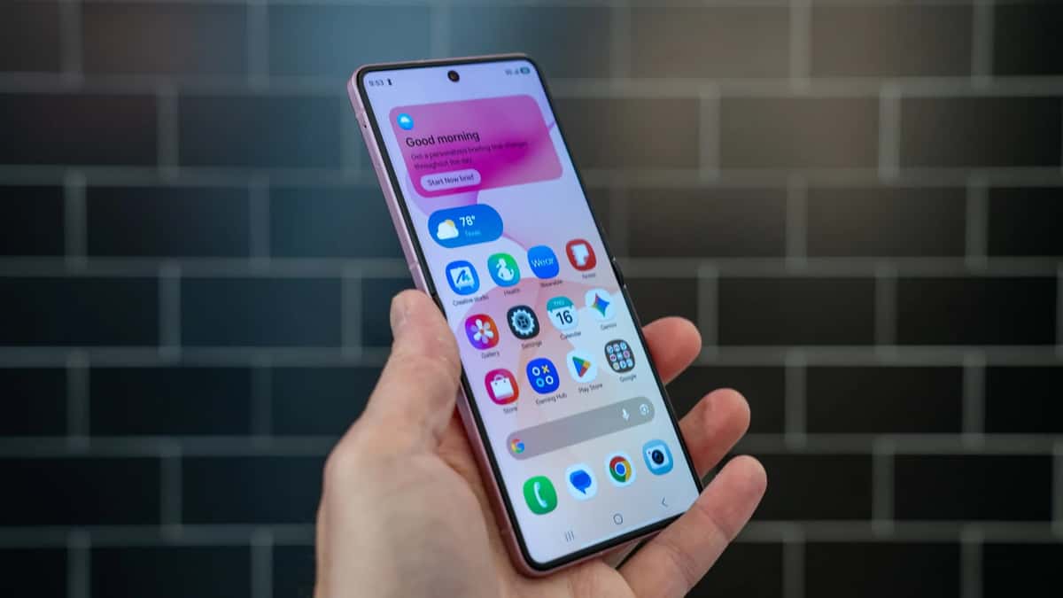 Samsung Galaxy Z Flip8 display.webp