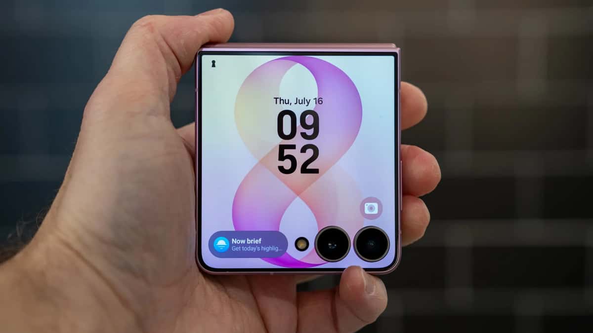 Samsung Galaxy Z Flip8 flip.webp