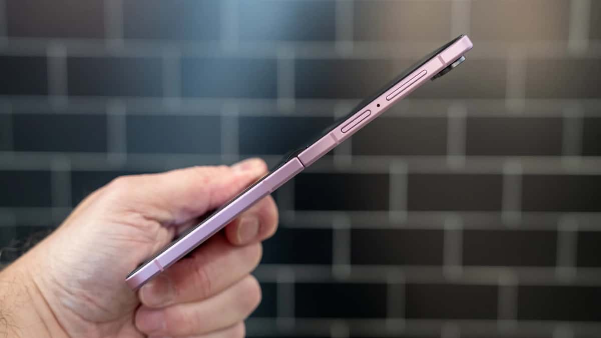 Samsung Galaxy Z Flip8 side.webp